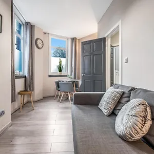 Private Ground Floor Main Door Entrance - Spacious 2 Bedroom - The Shore, Leith Apartment