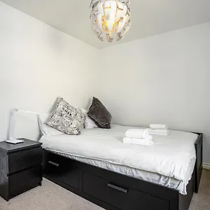 Comfy 2 Bedroom Near Centre Apartment